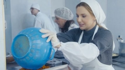 Оксана Марченко во второй серии фильма "Паломница" приготовила борщ для лаврских монахов