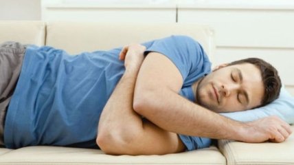 Медики объяснили, на каком боку полезнее спать
