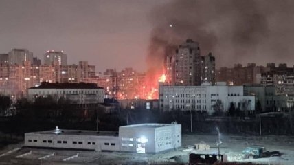 Авіаудар по Києву: уламки збитої ракети впали на житловий будинок
