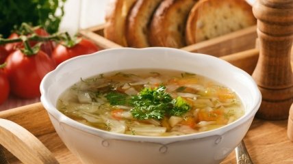 Легкий суп із капустою