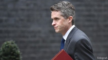 Министр обороны Британии отстранен от должности 