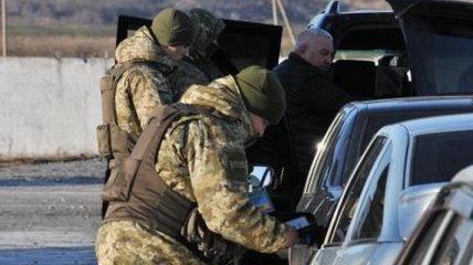 На КПВВ "Марьинка" пограничники конфисковали почти 300 тысяч гривен