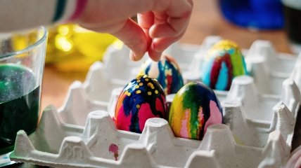 Чем безопасно покрасить яйца на Пасху дома: необычные способы