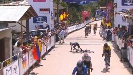Лидирующий велогонщик упал прямо на линии финиша (видео)