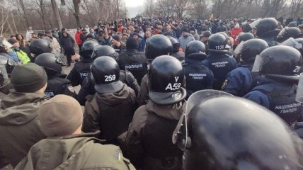 Біля Офісу президента протестувальники вимагають, щоб до них вийшов Зеленський (Відео)