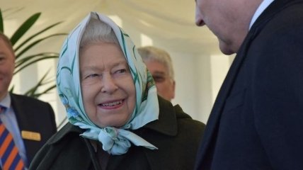 Королева Елизавета II пришла на официальное мероприятие в платке (Фото, Видео)