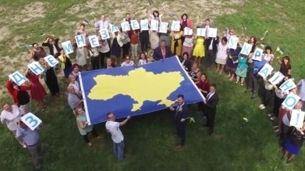 Дипломаты США спели песню, поздравляя Украину с Днем Независимости (Видео)