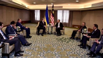 Порошенко провел встречу с министром обороны Малайзии 