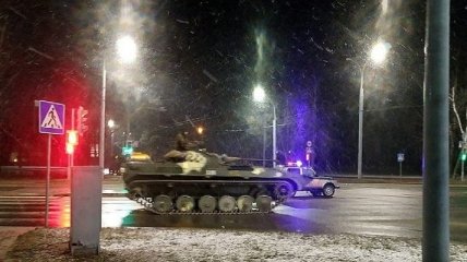 Лукашенко под покровом ночи перебрасывает военных к границе: передвижение колонн слили в сеть (фото, видео)