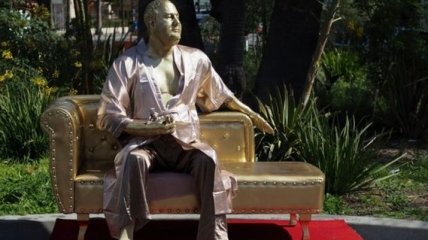 На улицах Лос-Анджелеса появился памятник Харви Вайнштейну
