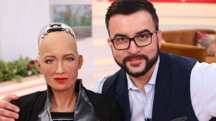 Украинский телеведущий стал первым мужчиной в жизни робота Софии