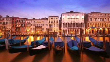 Туристы купаются в центре Венеции