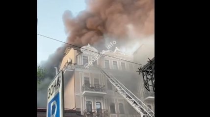 В центре Одессы загорелся ресторан, огонь перекинулся на гостиницу (видео)
