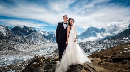 Волшебное место: влюбленные поженились на Эвересте (Фото)