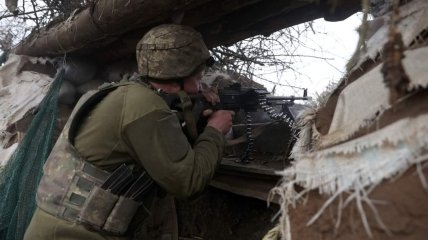 Українські військові продовжують тримати оборону у складних умовах