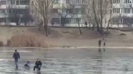 В Киеве мужчина решил покатать ребенка на санках по тающему на озере льду: момент попал на видео