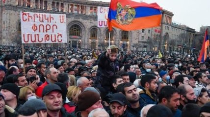 Политический кризис в Армении: протестующие ворвались в здание правительства, а Пашинян извинился перед народом 