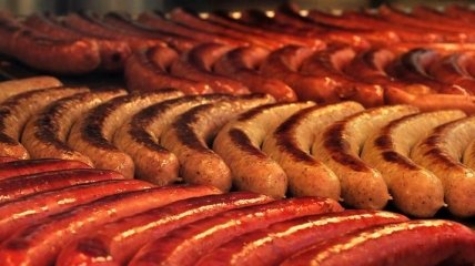 Повышают риск рака желудка: чем чревато потребление сосисок и колбас