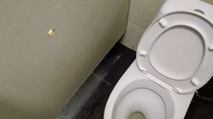 Москвич дырявил перегородки в общественных туалетах для "быстрого секса" и фотографировал через них мужчин