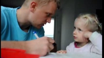 Всем папам на заметку: как играть с детьми (забавное видео)