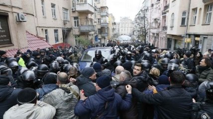 Сторонники Саакашвили блокируют авто с задержанным
