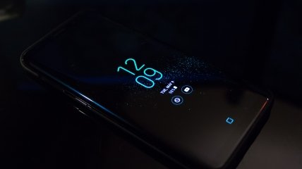 Навіщо включати темний режим на телефоні — поради