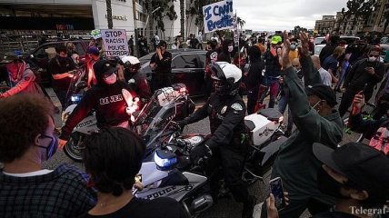 Столкновения с полицией и сгоревшие автомобили: в городах США массовые протесты
