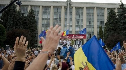 Десятки тысяч протестующих пришли под здание парламента Молдовы
