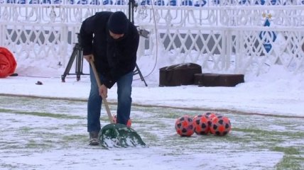 75-летний Луческу взял в руки лопату, чтобы подготовить поле к игре (видео)