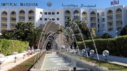 Число погибших в нападении на отели в Тунисе выросло до 27 человек