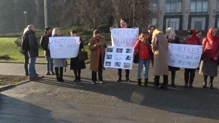 Под парламентом Молдовы люди требуют ратифицировать Стамбульскую конвенцию