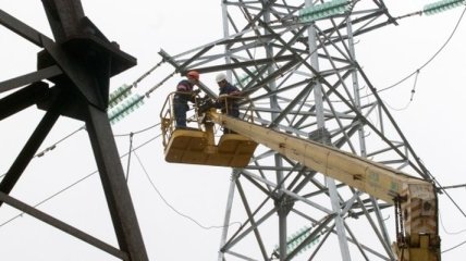 В Украине военнослужащие помогают восстанавливать электроснабжение
