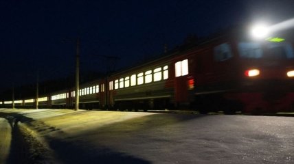 Пассажиры в РФ раскачали поезд, чтобы вытащить застрявшего мужчину (Видео)