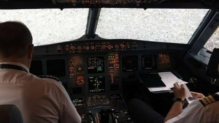 Украинец героически посадил самолет в Стамбуле