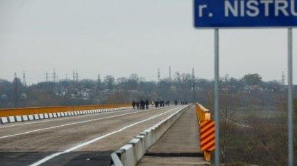 По мосту через Днестр впервые за 25 лет возобновили движение