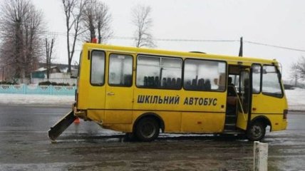 В Винницкой области легковушка столкнулась со школьным автобусом