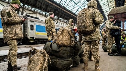 Під час воєнного стану українців забирають на службу до армії для захисту Батьківщини