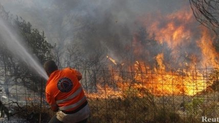 Лесной пожар бушует в Греции близ горы Афон