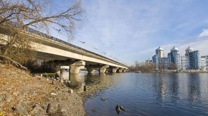 В Киеве с Русановского моста упала женщина