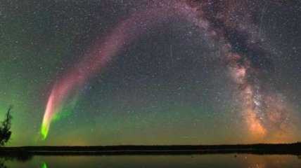 Ученые раскрыли тайну загадочных фиолетовых "радуг" в небе Канады (Видео)