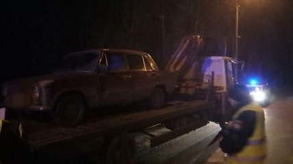 В Хмельницкой области пьяный водитель вылез на капот автомобиля и станцевал