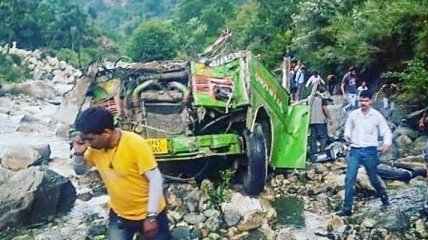 Автобус сорвался в пропасть в Индии: По меньшей мере 44 погибших 