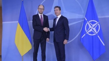 Арсений Яценюк пригласил генсека НАТО в Киев