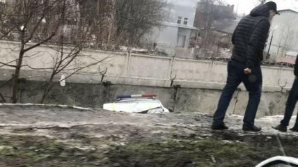 В Одессе патрульный автомобиль "слетел" с моста