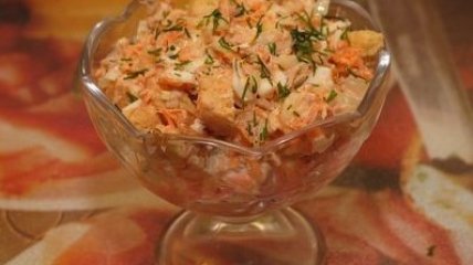 Салат с курицей, морковью и сухариками