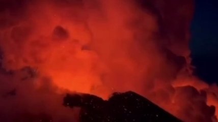Извержение самого высокого действующего вулкана Евразии сняли на видео