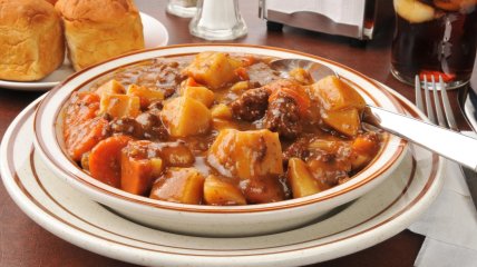 Тушкована картопля з м'ясом