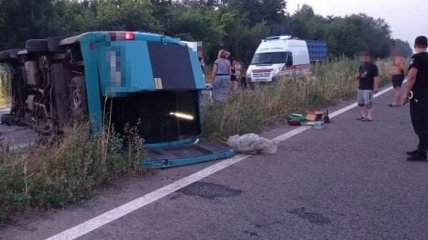 Микроавтобус налетел на лопнувшую шину у линии разграничения на Донбассе: 9 человек в больнице (фото)