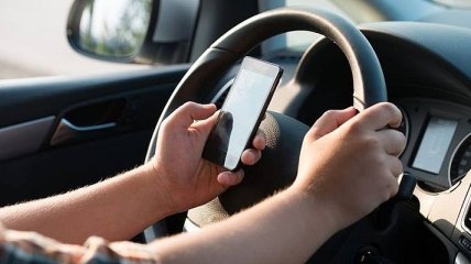 Французских водителей будут наказывать за смартфоны