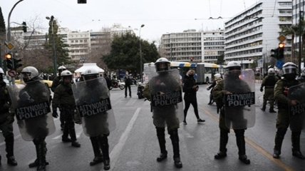 В Греции водометами разгоняли протесты сторонников осужденного террориста (фото, видео)